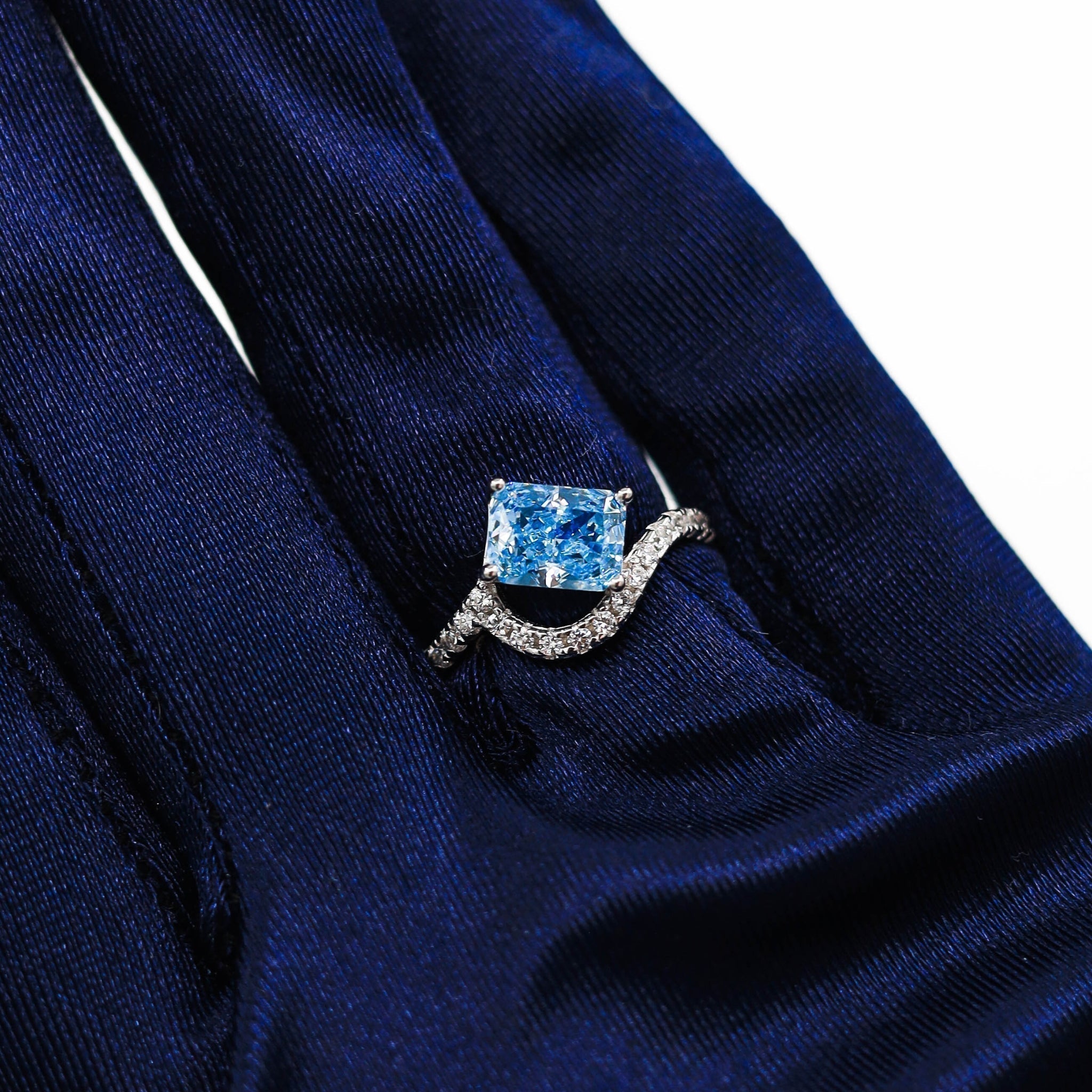 Ring Blue Water worn on the finger, displaying the striking rectangular blue gemstone set in a delicate, polished 925 sterling silver band. The band’s simple yet sophisticated design complements the gemstone's bold color and clarity. Rhodium plated